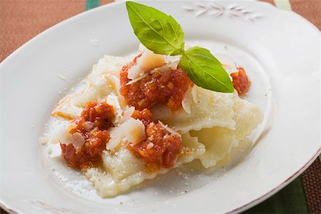 ravioli - Ravioli mit Tomatensauce Stockbilder - Premium RF Lizenzfrei, Bildnummer: 659-01863696