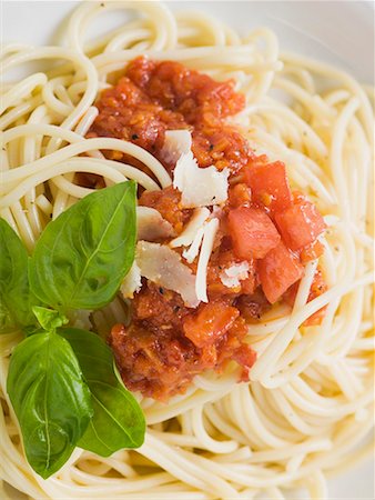 simsearch:659-01857570,k - Spaghetti with tomato sauce and basil Foto de stock - Sin royalties Premium, Código: 659-01863706
