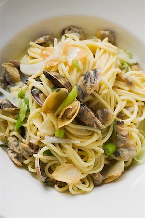 Linguine with clams (overhead view) Stock Photo - Premium Royalty-Free, Code: 659-01863703