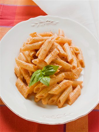 Penne with tomato cream sauce Foto de stock - Sin royalties Premium, Código: 659-01863717