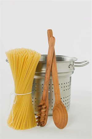 Spaghetti, pan de spaghetti, serveur de spaghetti & cuillère en bois Photographie de stock - Premium Libres de Droits, Code: 659-01863744