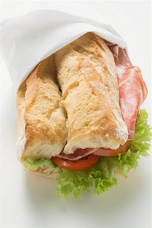 simsearch:659-01850456,k - Sandwich saucisse, tomate et laitue dans une serviette en papier Photographie de stock - Premium Libres de Droits, Code: 659-01863757