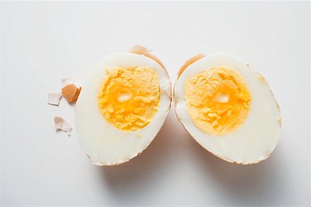 Hard-boiled egg with shell, halved Fotografie stock - Premium Royalty-Free, Codice: 659-01863765