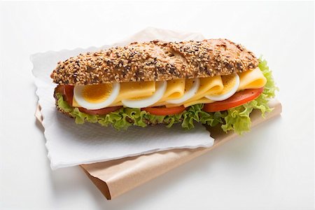 Granary roll filled with egg, cheese, tomato and lettuce Foto de stock - Sin royalties Premium, Código: 659-01863761