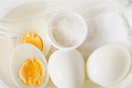 Boiled eggs and salt in plastic food storage container Foto de stock - Sin royalties Premium, Código: 659-01863775