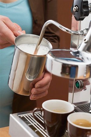 Frau Aufschäumen von Milch mit Espresso-Maschine Stockbilder - Premium RF Lizenzfrei, Bildnummer: 659-01863868