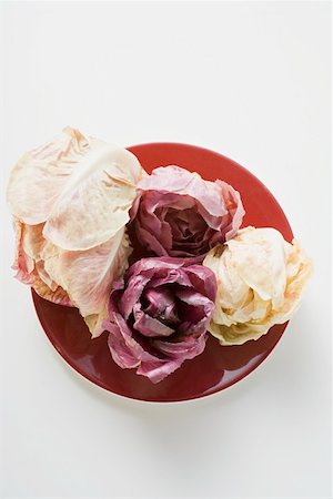 simsearch:659-01843507,k - Different types of radicchio on red plate (overhead view) Foto de stock - Sin royalties Premium, Código: 659-01863880