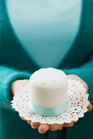 simsearch:659-01863870,k - Woman holding a small white cake on a doily Stock Photo - Premium Royalty-Free, Code: 659-01863925