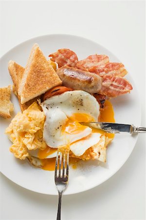 english breakfast - Fried egg, bacon, sausage and toast on plate Foto de stock - Sin royalties Premium, Código: 659-01863947