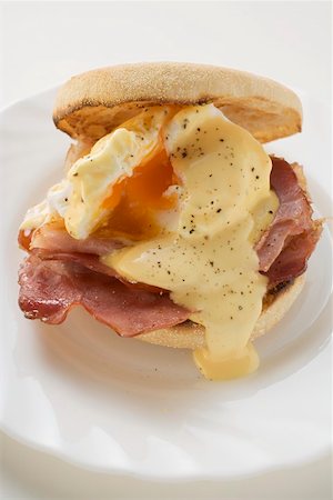 eggs breakfast bacon - English muffin with fried egg, bacon & cheese sauce (USA) Stock Photo - Premium Royalty-Free, Code: 659-01863958