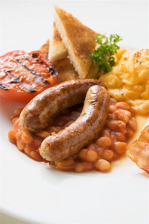 simsearch:659-03521018,k - Baked beans with sausages, scrambled egg, tomato and toast Foto de stock - Sin royalties Premium, Código: 659-01863951