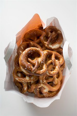 pretzel - Pretzels in paper bag Foto de stock - Sin royalties Premium, Código: 659-01863961