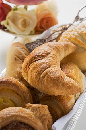 simsearch:659-01854950,k - Bread rolls and sweet pastries in bread basket Foto de stock - Sin royalties Premium, Código: 659-01863970