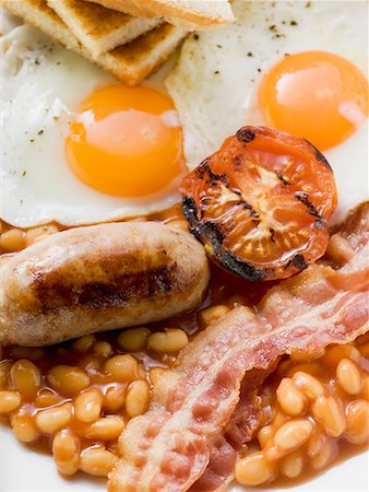 english breakfast - Baked beans, sausage, bacon, tomato, fried eggs and toast Foto de stock - Sin royalties Premium, Código: 659-01863986