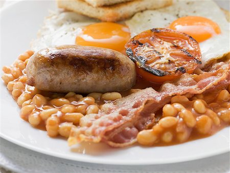 fried eggs and bacon baked beans - Baked beans, sausage, bacon, tomato, fried eggs and toast Stock Photo - Premium Royalty-Free, Code: 659-01863988