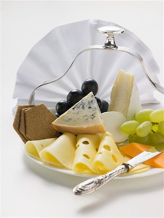simsearch:659-03528073,k - Plateau de fromages avec raisins et craquelins Photographie de stock - Premium Libres de Droits, Code: 659-01863995