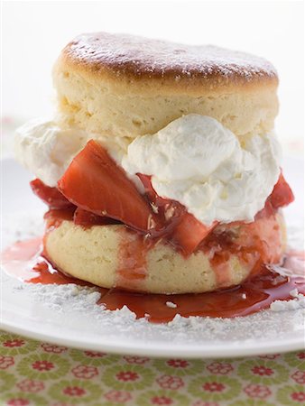 simsearch:659-01852499,k - Gâteau sablé aux fraises (USA) Photographie de stock - Premium Libres de Droits, Code: 659-01863992
