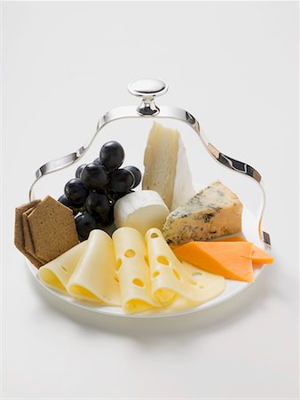 simsearch:659-01860103,k - Plateau de fromages avec raisins rouges et craquelins Photographie de stock - Premium Libres de Droits, Code: 659-01863993