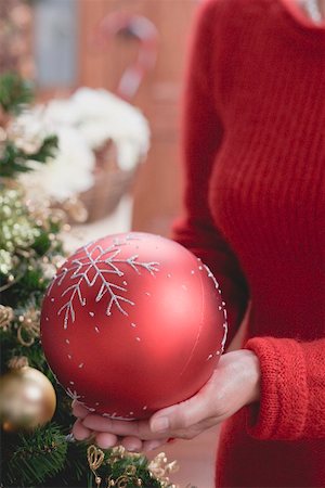 simsearch:659-02214012,k - Woman holding large red Christmas bauble Foto de stock - Sin royalties Premium, Código: 659-02214015