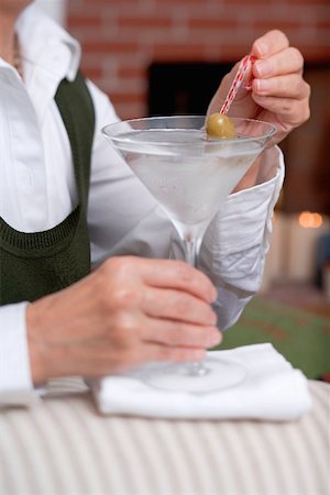 simsearch:659-06183820,k - Femme tenant le verre de Martini avec olive Photographie de stock - Premium Libres de Droits, Code: 659-02214034