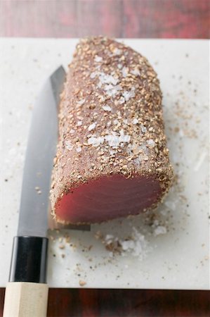 simsearch:659-03525680,k - Raw tuna fillet with salt and pepper on knife Foto de stock - Sin royalties Premium, Código: 659-02214066