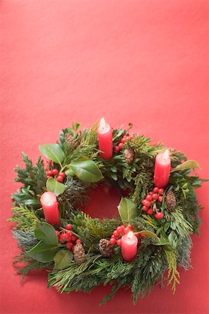 Advent wreath with four burning candles on red background Stock Photo - Premium Royalty-Free, Code: 659-02214080