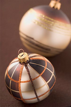 simsearch:659-02214107,k - Two different Christmas baubles Stock Photo - Premium Royalty-Free, Code: 659-02214109