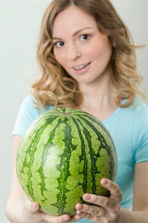 simsearch:659-02213271,k - Woman holding watermelon Foto de stock - Royalty Free Premium, Número: 659-02214160