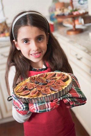 Girl holding tarte figues fraîchement sorti du four Photographie de stock - Premium Libres de Droits, Code: 659-02214248