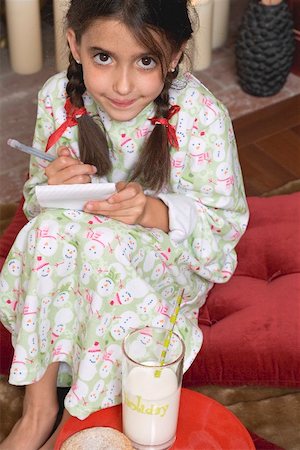 Mädchen schreiben ihre Wunschzettel für Weihnachten Stockbilder - Premium RF Lizenzfrei, Bildnummer: 659-02214255
