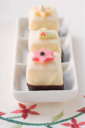 simsearch:659-03525397,k - Three petit fours for Christmas Foto de stock - Royalty Free Premium, Número: 659-02214296