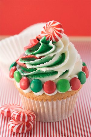 streak - Cupcake for Christmas with peppermints Stock Photo - Premium Royalty-Free, Code: 659-02214299