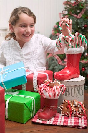 simsearch:659-03533706,k - Girl reaching for candy cane Stock Photo - Premium Royalty-Free, Code: 659-02214329