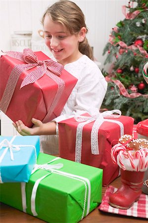 simsearch:659-03526685,k - Fille avec beaucoup de cadeaux de Noël Photographie de stock - Premium Libres de Droits, Code: 659-02214330