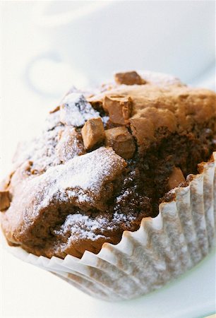 Muffin au chocolat avec des petits morceaux de caramel Photographie de stock - Premium Libres de Droits, Code: 659-02210720