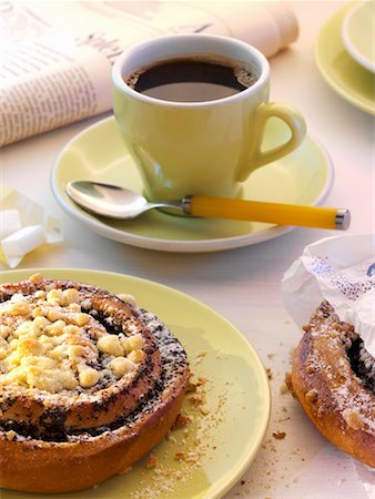 streusel - Poppy seed bun and a cup of coffee Stock Photo - Premium Royalty-Free, Code: 659-02210738