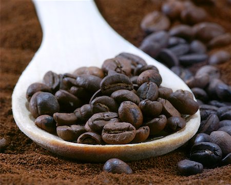 Coffee beans on wooden spoon Foto de stock - Sin royalties Premium, Código: 659-02210744