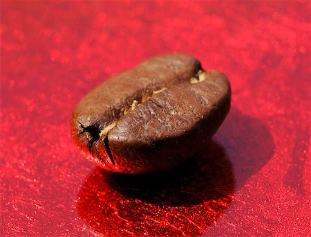 One coffee bean on red background Foto de stock - Sin royalties Premium, Código: 659-02210775