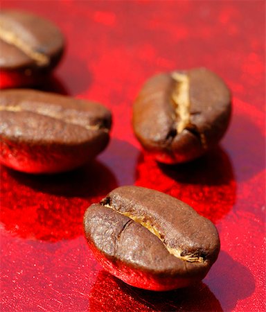 Coffee beans on red background Foto de stock - Sin royalties Premium, Código: 659-02210771