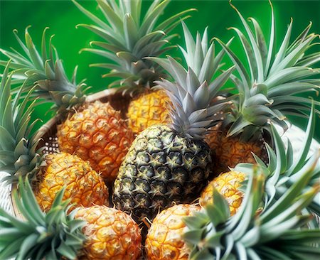 Ananas mûrs dans un panier avec un non mûr Photographie de stock - Premium Libres de Droits, Code: 659-02210783