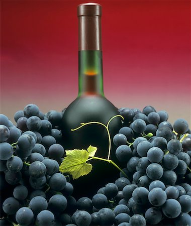 simsearch:659-06151589,k - A bottle of red wine with black grapes Foto de stock - Sin royalties Premium, Código: 659-02210798