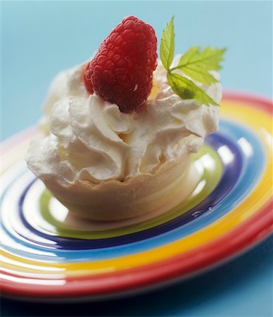 Fouetté la crème et une framboise dans un bol de wafer Photographie de stock - Premium Libres de Droits, Code: 659-02210799