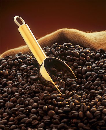Roasted coffee beans with golden scoop in jute sack Foto de stock - Sin royalties Premium, Código: 659-02210800