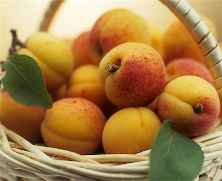 Abricots dans un panier Photographie de stock - Premium Libres de Droits, Code: 659-02210803