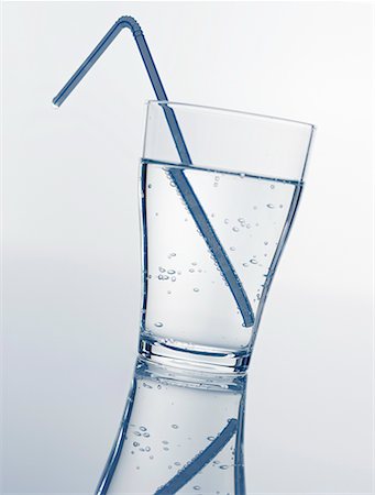 paille (à boire) - Un verre d'eau minérale avec paille Photographie de stock - Premium Libres de Droits, Code: 659-02210921