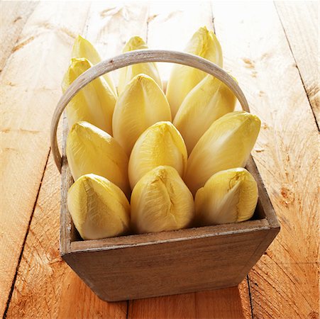 Chicory in a wooden basket Foto de stock - Sin royalties Premium, Código: 659-02210943