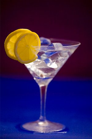 simsearch:659-03523699,k - Un verre de Martini avec les cubes de glace et de tranches de citron Photographie de stock - Premium Libres de Droits, Code: 659-02211108