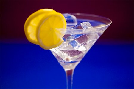 simsearch:659-03526561,k - A glass of Martini with ice cubes and lemon slices Foto de stock - Sin royalties Premium, Código: 659-02211109