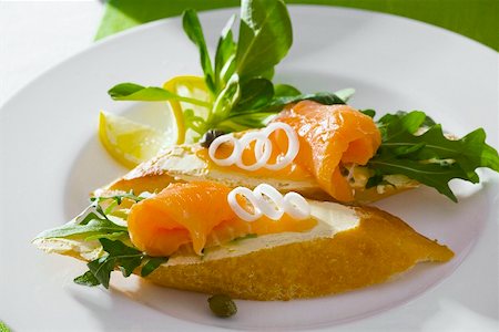 simsearch:659-01854877,k - Smoked salmon on baguette slices Fotografie stock - Premium Royalty-Free, Codice: 659-02211103