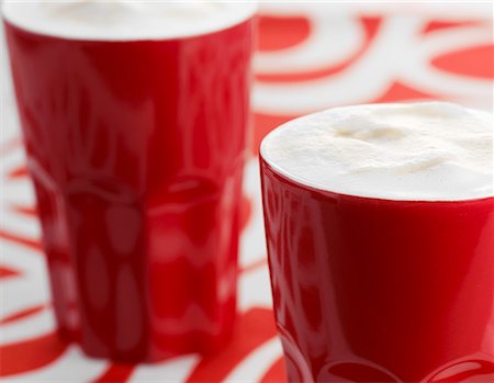 Café avec mousse de lait dans des béchers rouges Photographie de stock - Premium Libres de Droits, Code: 659-02211116